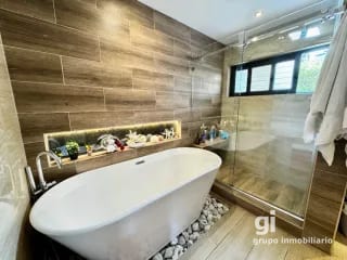 Casa exclusiva en alquiler en zona 10 – Ideal para embajada, family office u oficina privada de alto nivel — Casa en Alquiler en Zona 10, Guatemala, Ciudad — miniatura 2 de 16