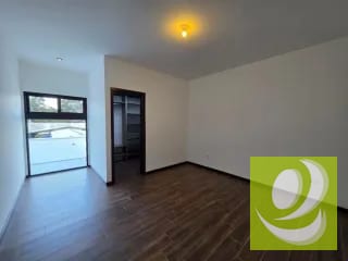 ESCTRENA CASA EN VENTA EN LAS 3 CEIBAS DE SAN CRISTOBAL ZONA 8 MIXCO — Casa en Venta en Zona 8 Mixco, Guatemala, Ciudad — miniatura 5 de 15