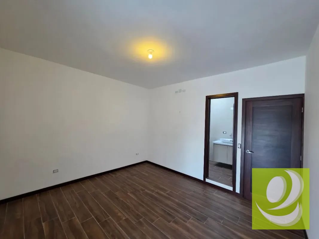 ESCTRENA CASA EN VENTA EN LAS 3 CEIBAS DE SAN CRISTOBAL ZONA 8 MIXCO — Casa en Venta en Zona 8 Mixco, Guatemala, Ciudad — foto 4 de 15