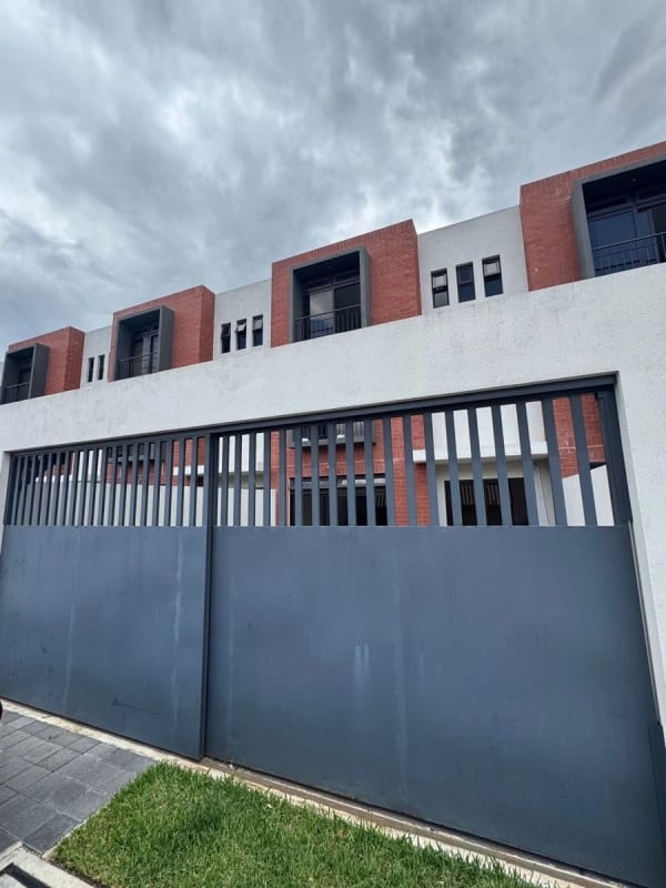 VENTA  CASA MÉRIDA CONDADO NARANJO 3 NIVELES — Casa en Venta en Condado Naranjo, Zona 4 Mixco, Guatemala, Ciudad — foto 2 de 9