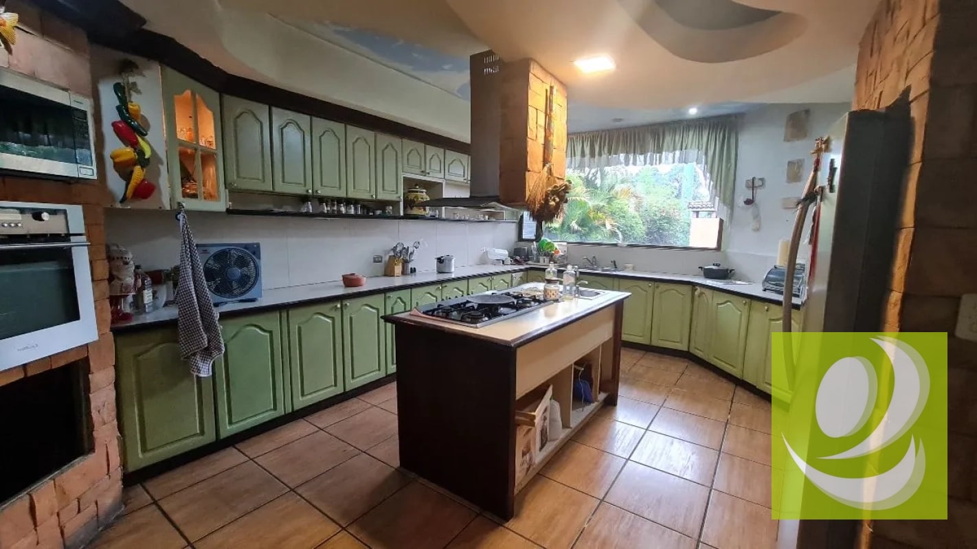Vendo casa grande sobre Carretera Interamericana Mixco - 5