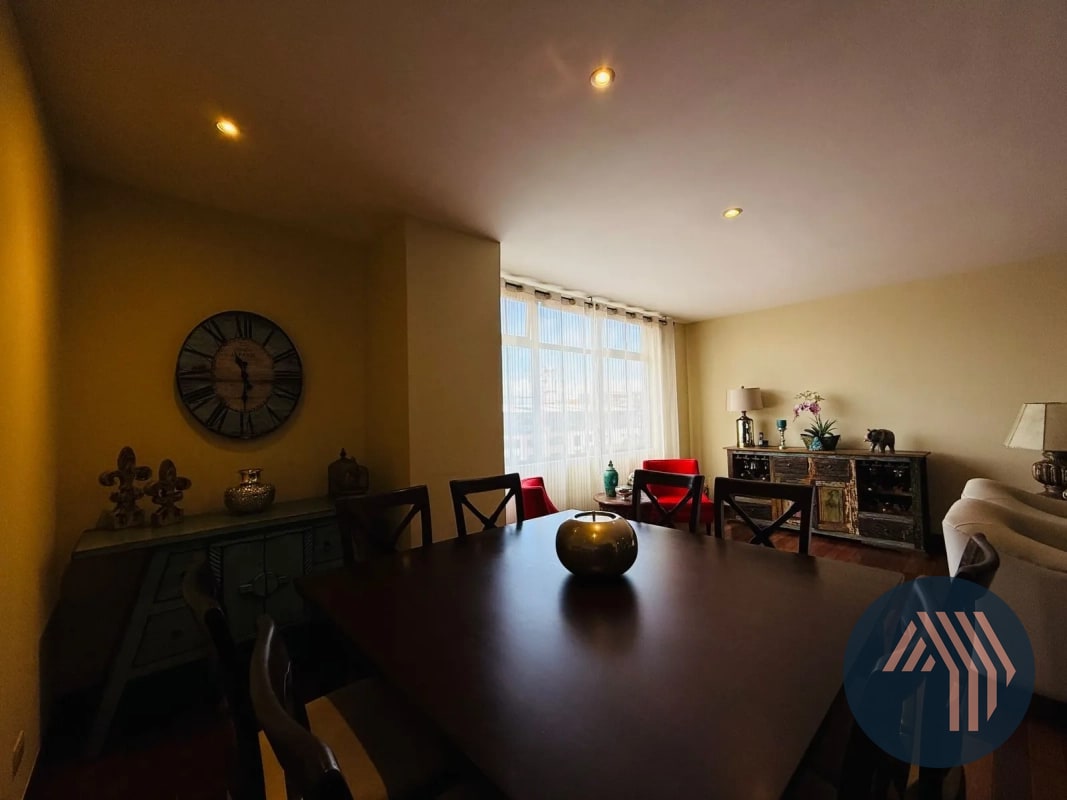 VENTA DE CÉNTRICO Y AMPLIO APARTAMENTO - BENEVENTO, ZONA 14 - 15