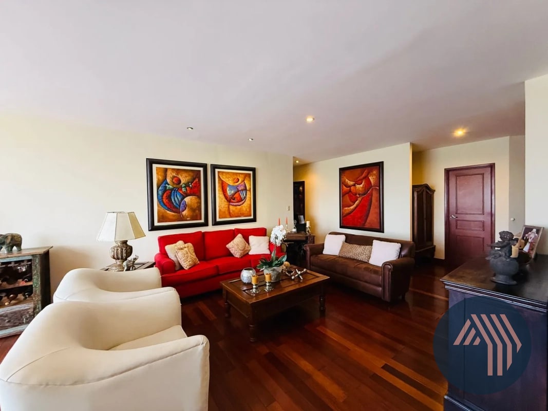 VENTA DE CÉNTRICO Y AMPLIO APARTAMENTO - BENEVENTO, ZONA 14 - 13