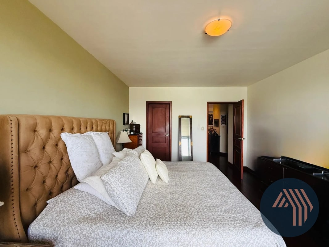 VENTA DE CÉNTRICO Y AMPLIO APARTAMENTO - BENEVENTO, ZONA 14 - 8