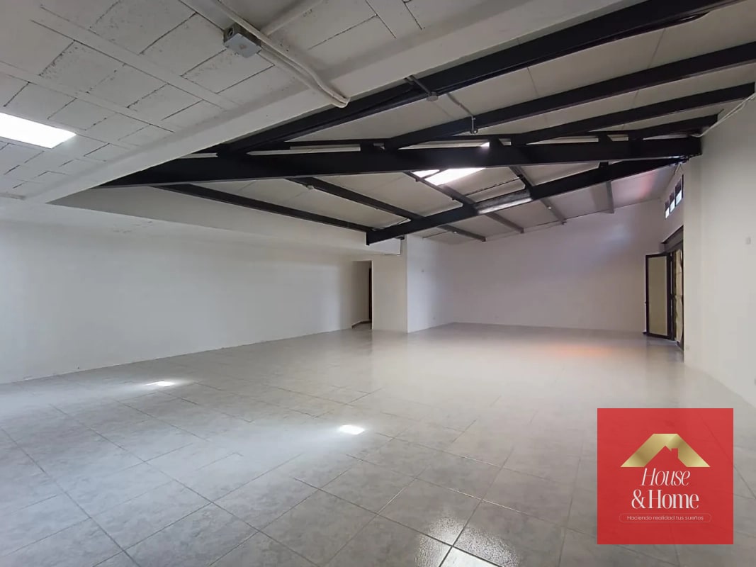 Local comercial en renta zona 10 / Plaza ubicada en la 12 calle - 2