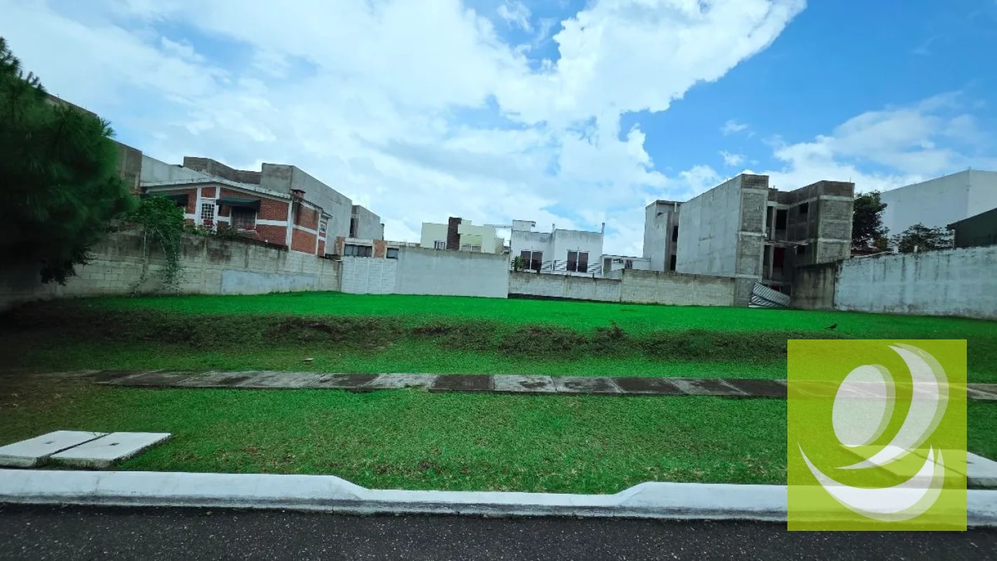 Terreno Grande en Venta en Hacienda Real Zona 16 - 1