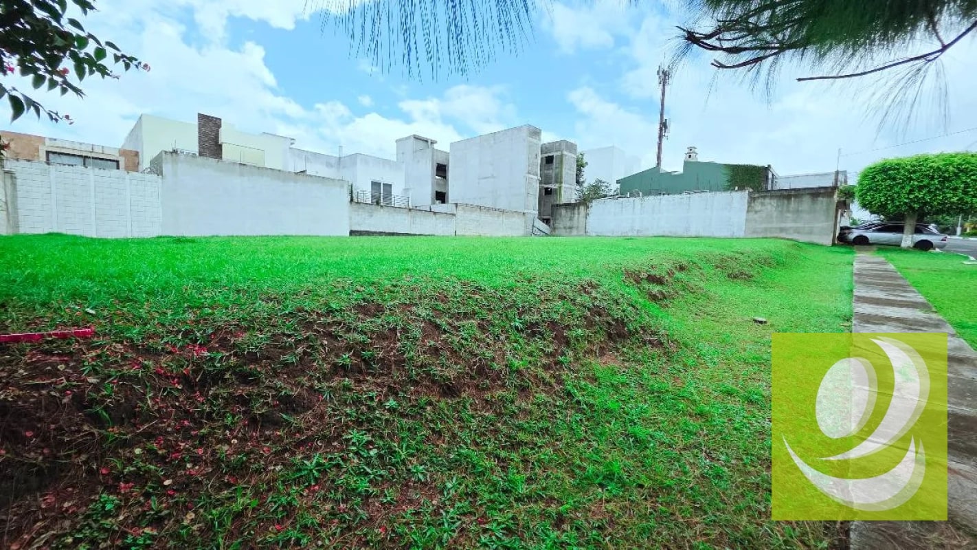 Vendo terreno grande en zona 16 Hacienda Real - 2