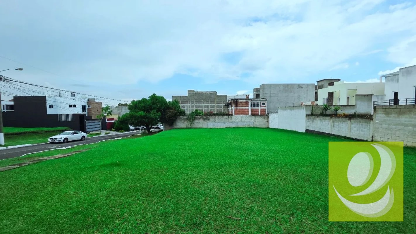 Vendo terreno grande en zona 16 Hacienda Real - 1