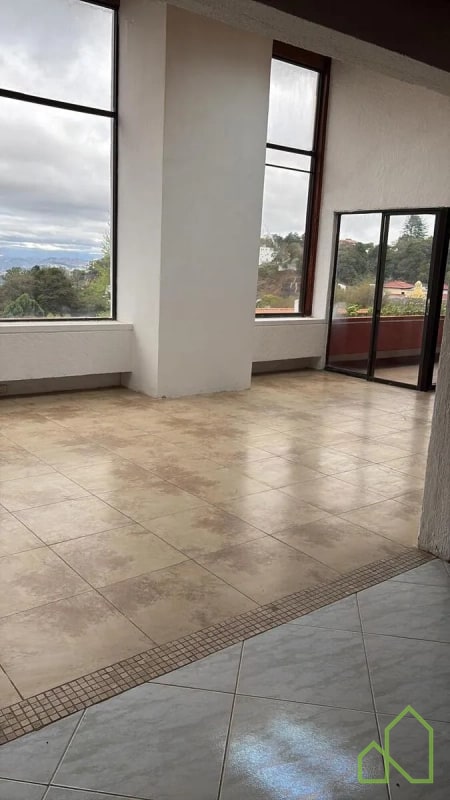Amplia Residencia en Venta/Alquiler en Montebello 2 - 4