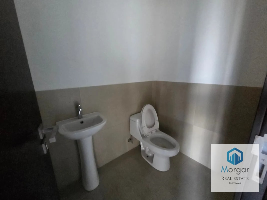 Oficina en Alquiler en Zona 10 de 146 Mts en $3,452 - 2