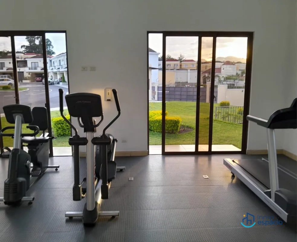 Casa en Venta- Zona 4 de Mixco, Vistas del Naranjo 1 - 3