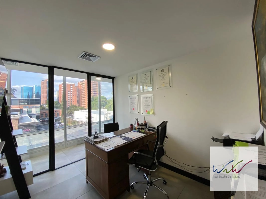 Oficina en Venta en Edificio Vasanta zona 10 - 9
