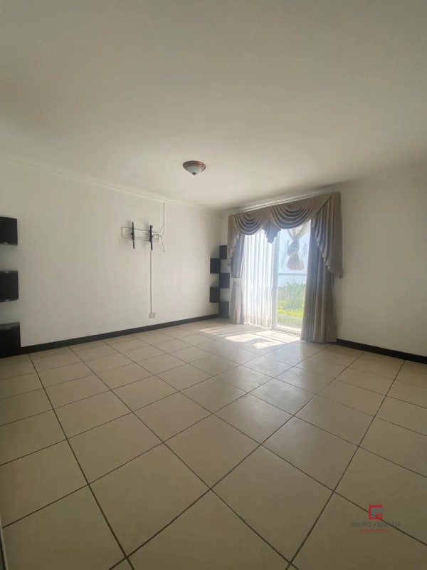 Hermosa casa en venta en Jardines de San Cristóbal zona 8 de Mixco - 1