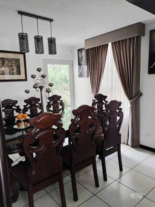 Casa tipo Navarra en venta, dentro de Alameda Norte    Q2,900,000 más impuestos - 8