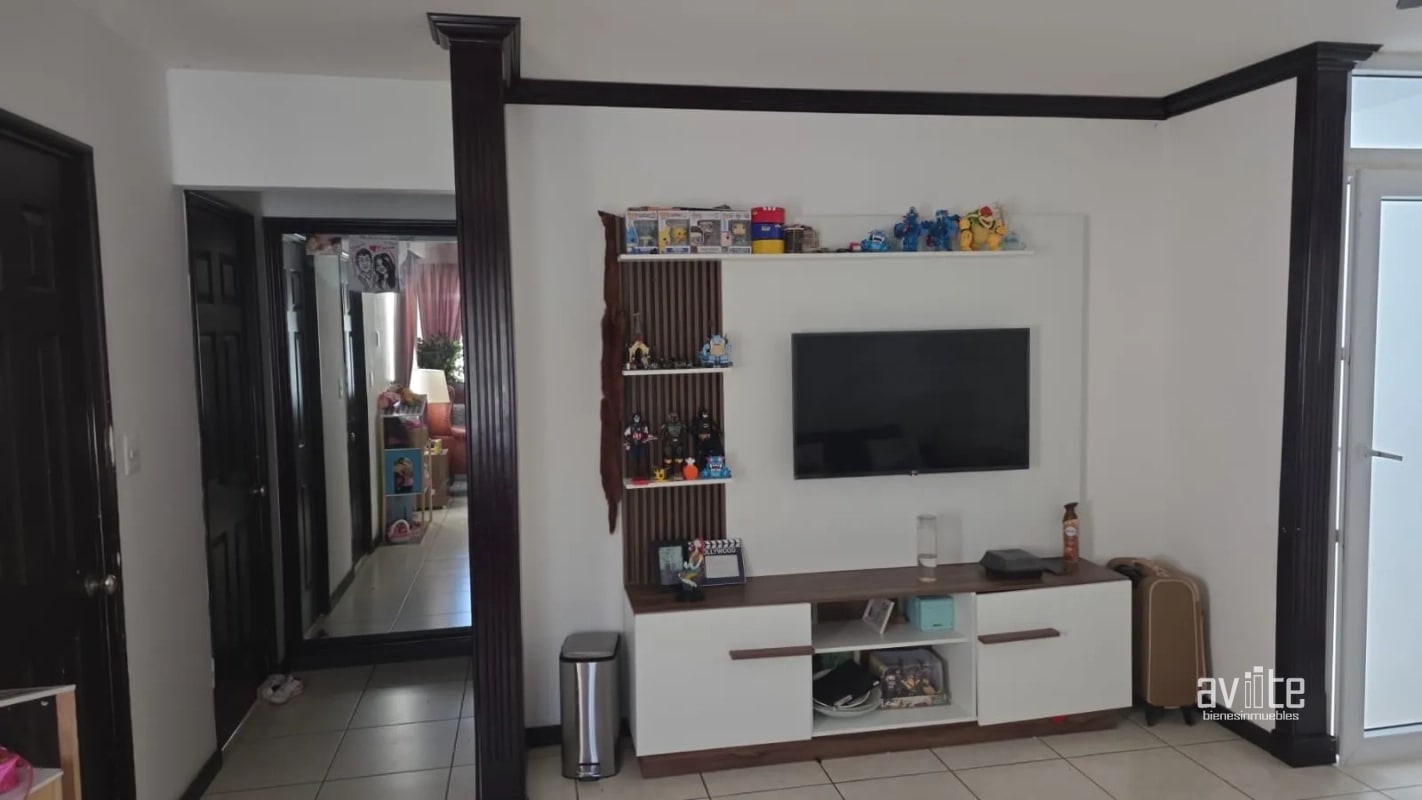 Casa tipo Navarra en venta, dentro de Alameda Norte    Q2,900,000 más impuestos - 5