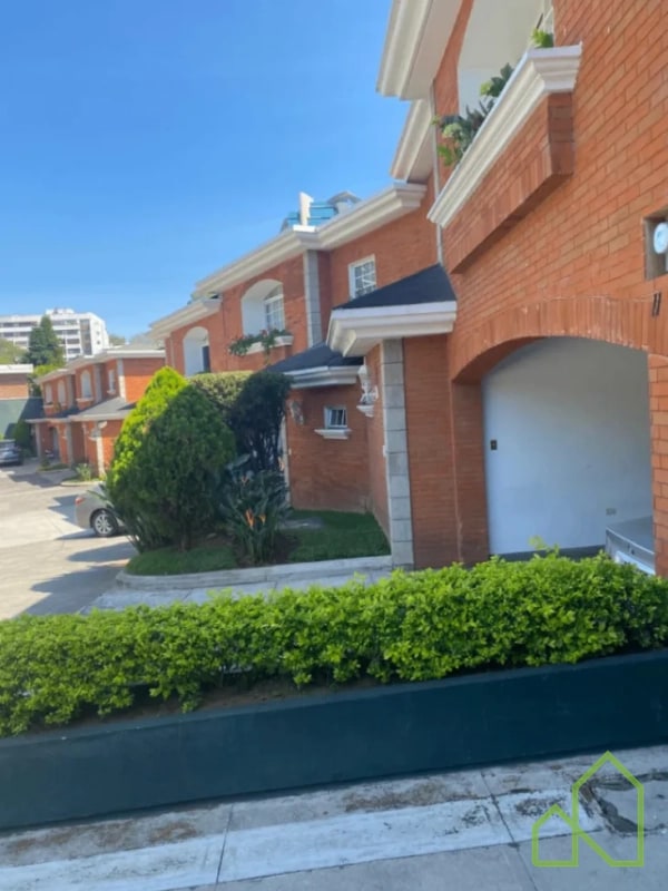 En Venta Linda Casa en Jardines de Vista Hermosa, VHII, zona 15 - 3