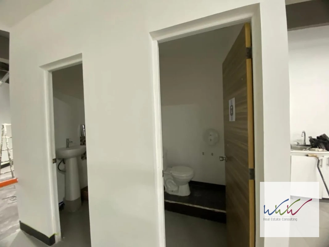 Rento Local Comercial de 208m2 en Design Center, Zona 10 - 3