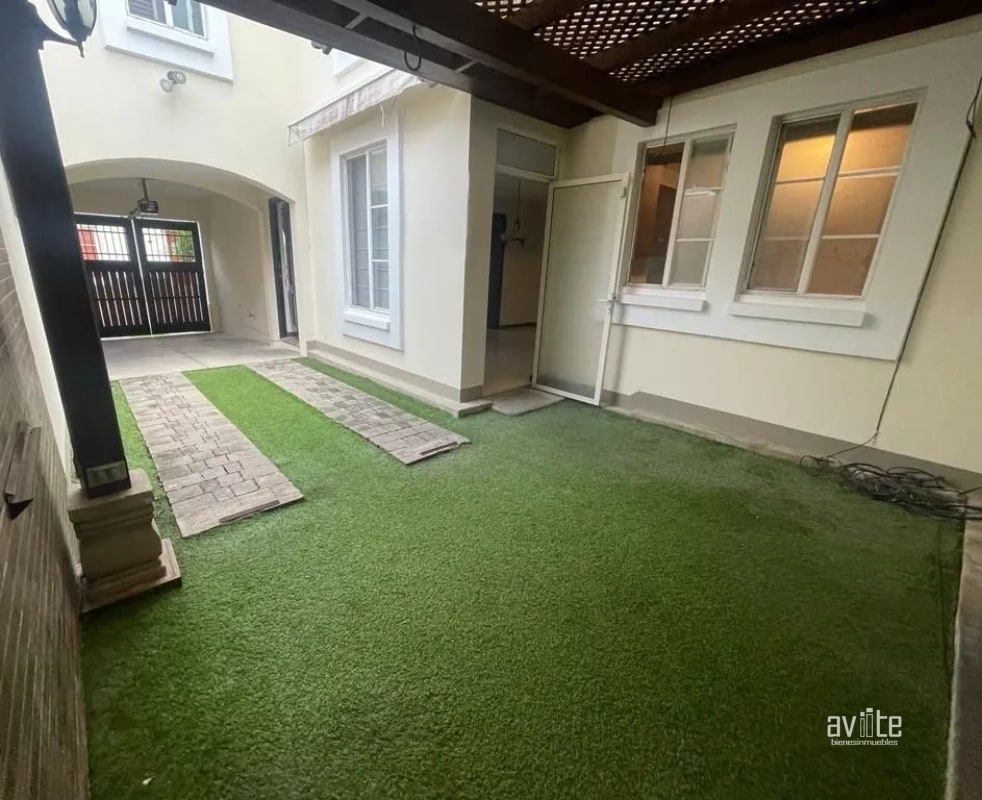 CONDADO NARANJO.   Casa tipo Solana en venta, dentro de Alameda Norte $425,000 - 13