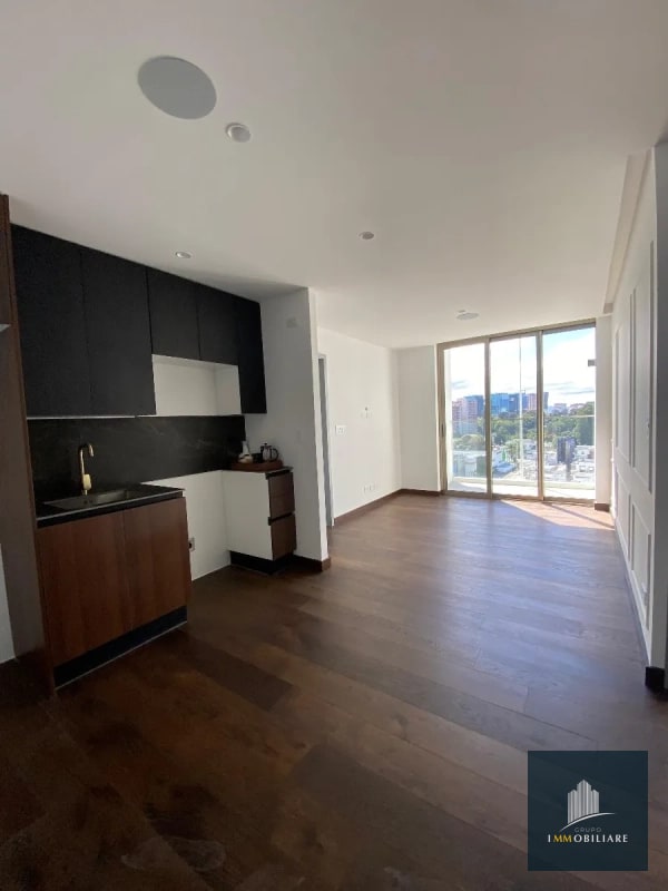 Apartamento con balcón en renta zona 10 edificio Atarah - 10