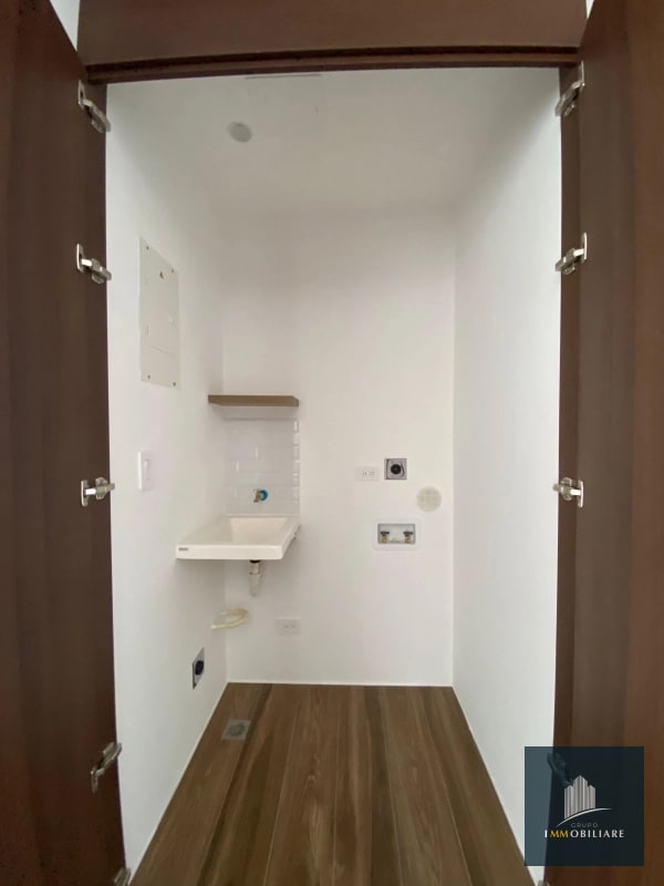 Apartamento con balcón en renta zona 10 edificio Atarah - 9