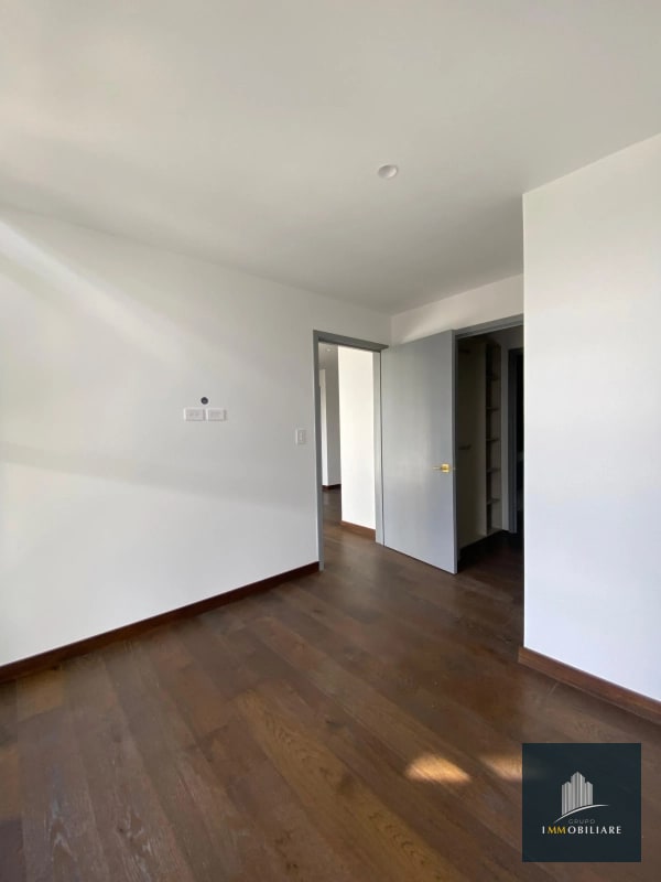 Apartamento con balcón en renta zona 10 edificio Atarah - 6