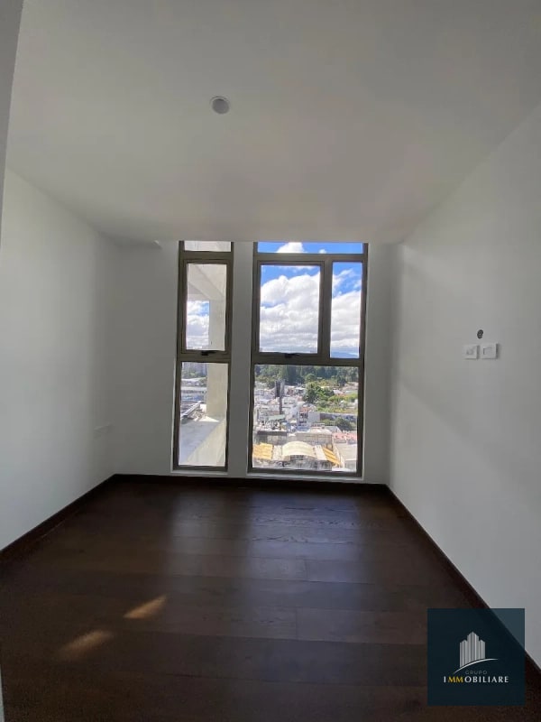 Apartamento con balcón en renta zona 10 edificio Atarah - 3