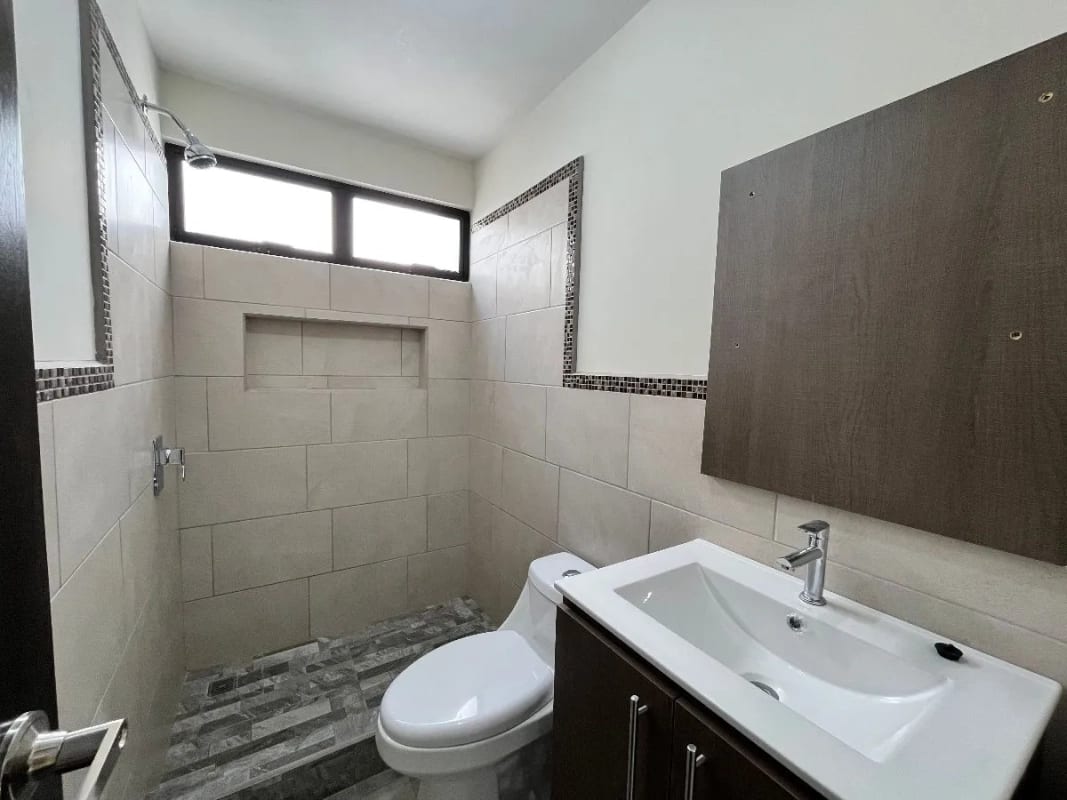 Casa en venta 4 habitaciones en Hacienda Real zona 16 — Casa en Venta en Hacienda Real, Zona 16, Guatemala, Ciudad — foto 4 de 14