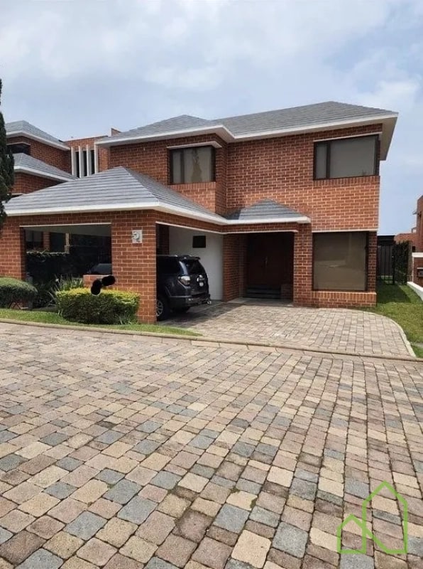 Casa en Venta a 5 minutos de Pradera zona 10 - 1