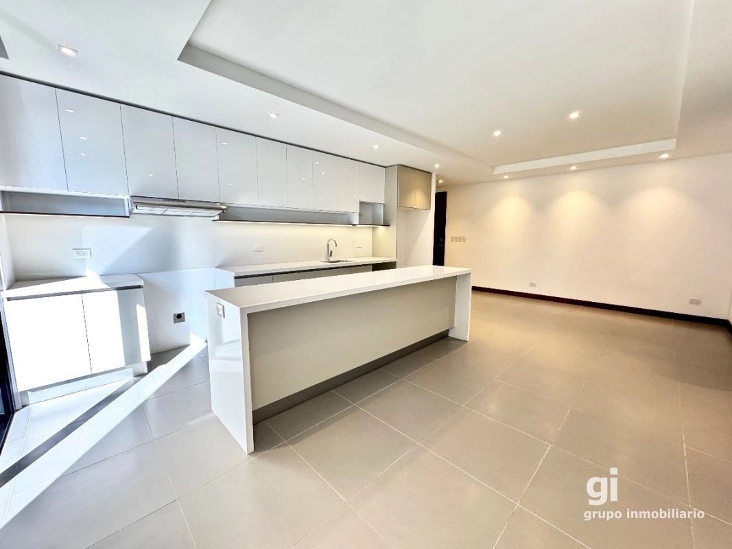 Apartamento de 3 dormitorios + cuarto de servicio en venta en zona 13 - 1