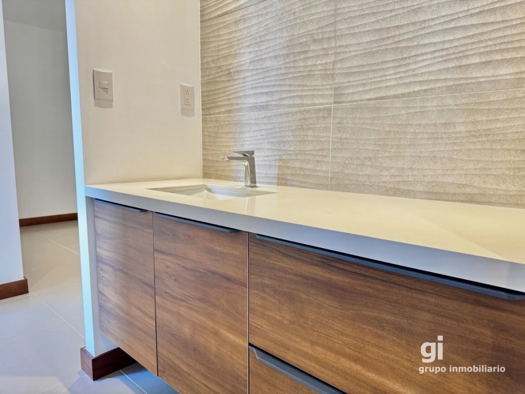 Apartamento de 3 dormitorios + cuarto de servicio en venta en zona 13 - 11