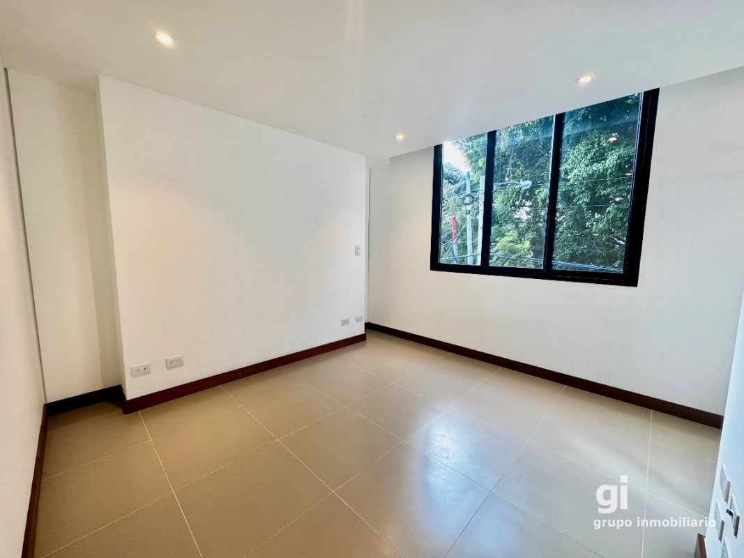 Apartamento de 3 dormitorios + cuarto de servicio en venta en zona 13 - 8