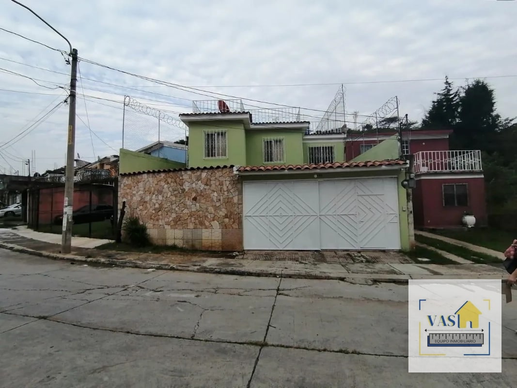 Venta Casa con piscina Pinares del Norte zona 18 - 1