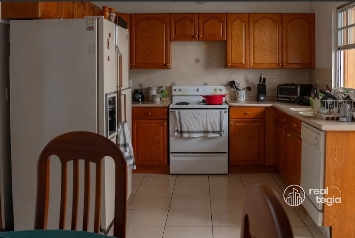 CASA EN VENTA ZONA 15 - 8
