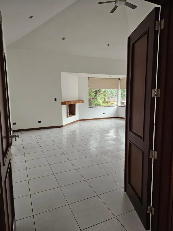 Amplia e iluminada casa en Kanajuyú zona 16 — Casa en Venta en Kanajuyú, Zona 16, Guatemala, Ciudad — foto 3 de 6
