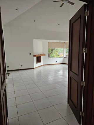 Amplia e iluminada casa en Kanajuyú zona 16 — Casa en Venta en Kanajuyú, Zona 16, Guatemala, Ciudad — miniatura 3 de 6