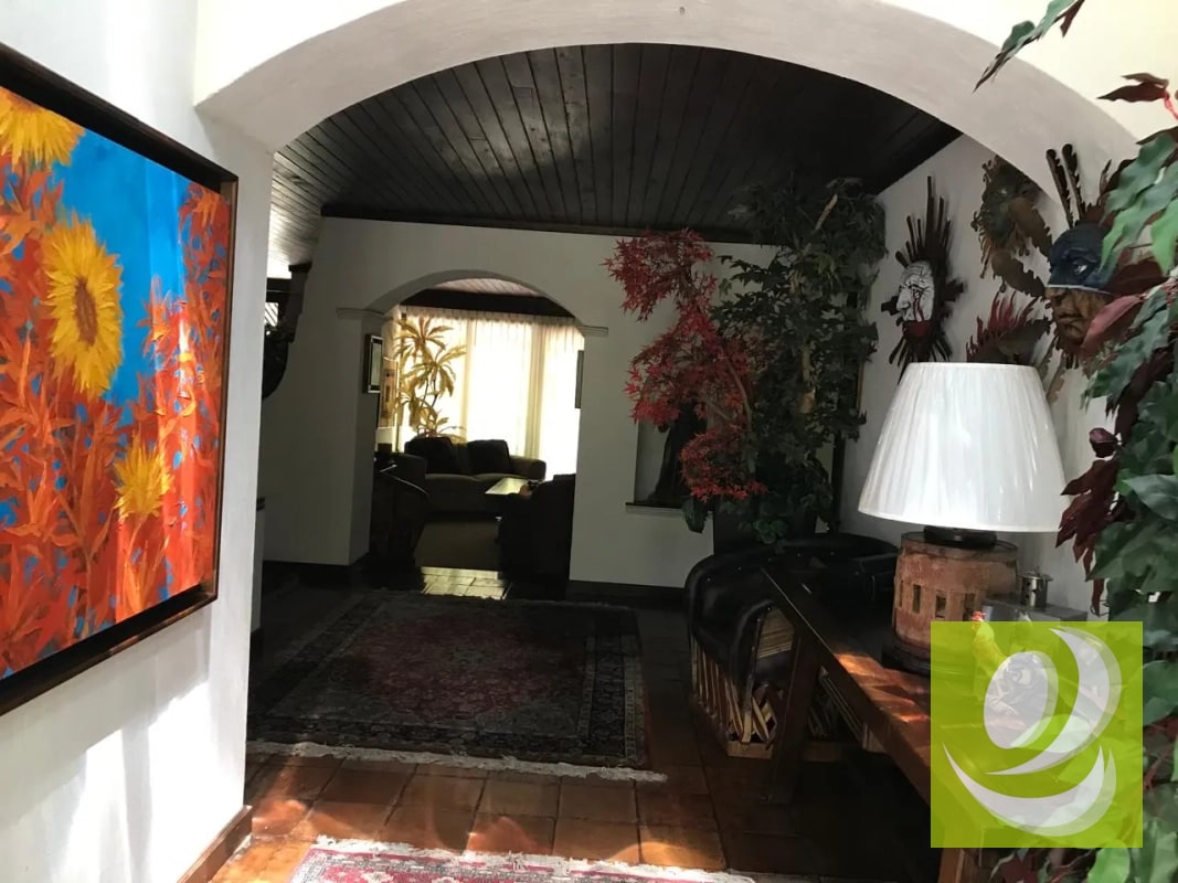 Casa en amplio terreno fuera de garita en zona 16 - 6