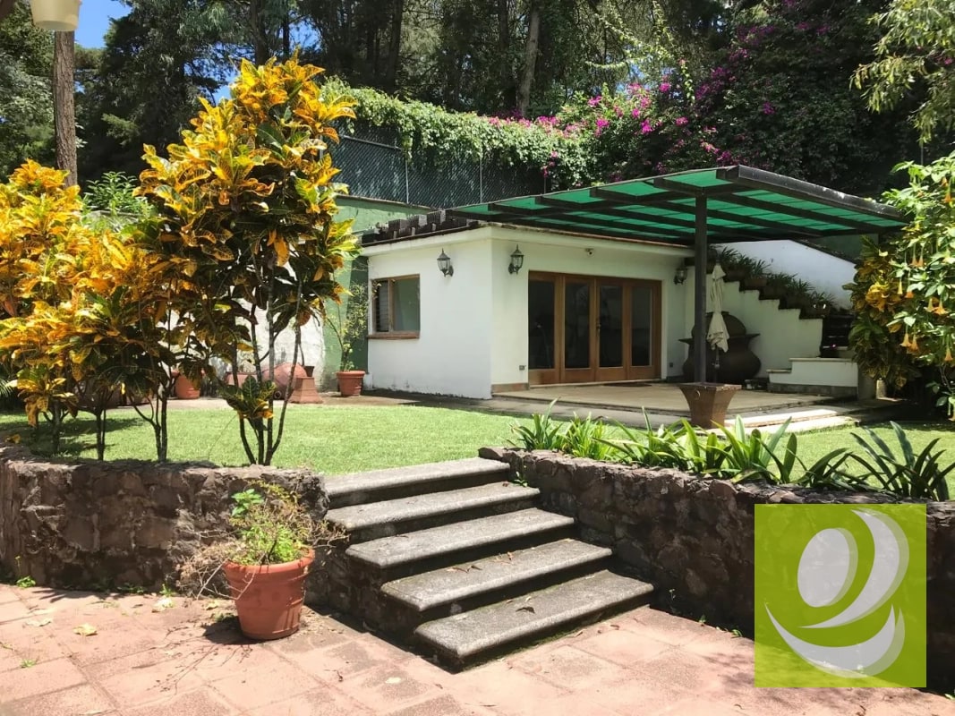 Casa en amplio terreno fuera de garita en zona 16 - 5