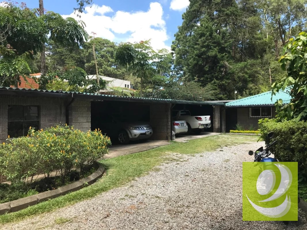 Casa en amplio terreno fuera de garita en zona 16 - 3