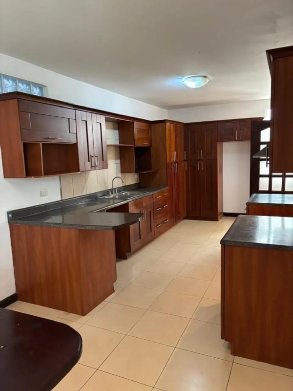 Hermosa casa grande en Residencial Los Diamantes — Casa en Venta en Los Diamantes, Carretera a El Salvador, Guatemala, Ciudad — foto 12 de 17
