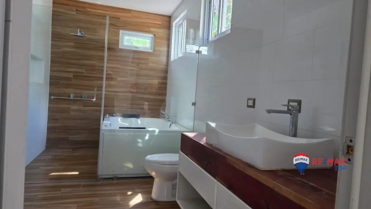 ZONA 16, VENDO CASA DE 2 NIVELES 4 HAB. / BOULEVARD ACATÁN — Casa en Venta en Zona 16, Guatemala, Ciudad — foto 2 de 13