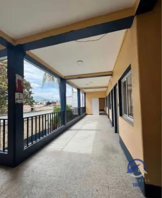 Amplia casa comercial en renta a cuadra y media del Parque Central de Zacapa — Casa en Alquiler en Rio Hondo, Zacapa — miniatura 4 de 9
