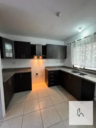 VENTA DE AMPLIA CASA EN VISTAS DE SAN ISIDRO Z.16 — Casa en Venta en Vistas de San Isidro, Zona 16, Guatemala, Ciudad — miniatura 2 de 11