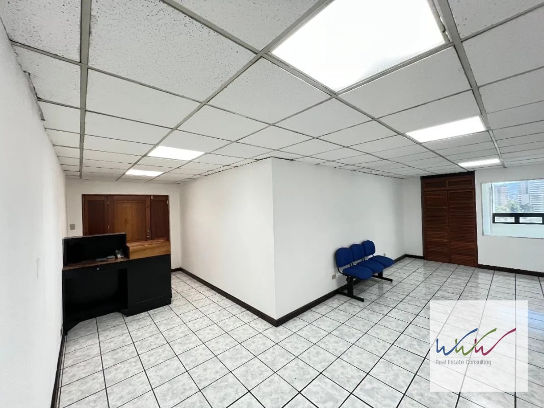 Rento oficina de 123m2 en Edificio Topacio Azul, Zona 10 - 12