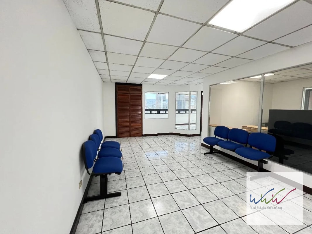 Rento oficina de 123m2 en Edificio Topacio Azul, Zona 10 - 11