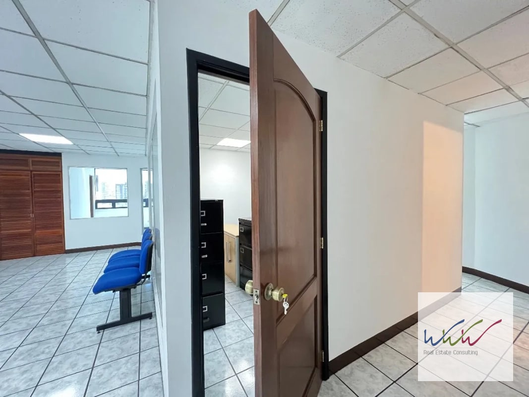 Rento oficina de 123m2 en Edificio Topacio Azul, Zona 10 - 10