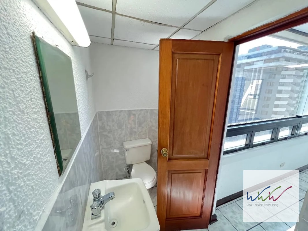 Rento oficina de 123m2 en Edificio Topacio Azul, Zona 10 - 6