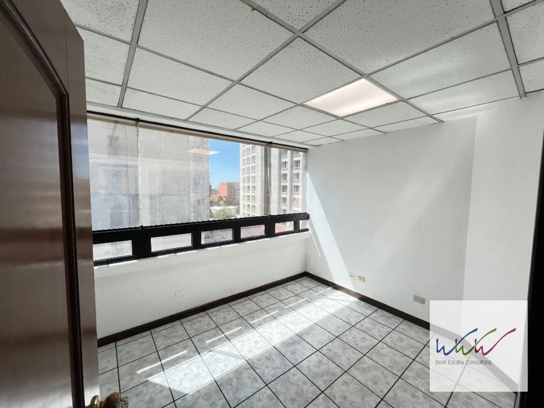 Rento oficina de 123m2 en Edificio Topacio Azul, Zona 10 - 3