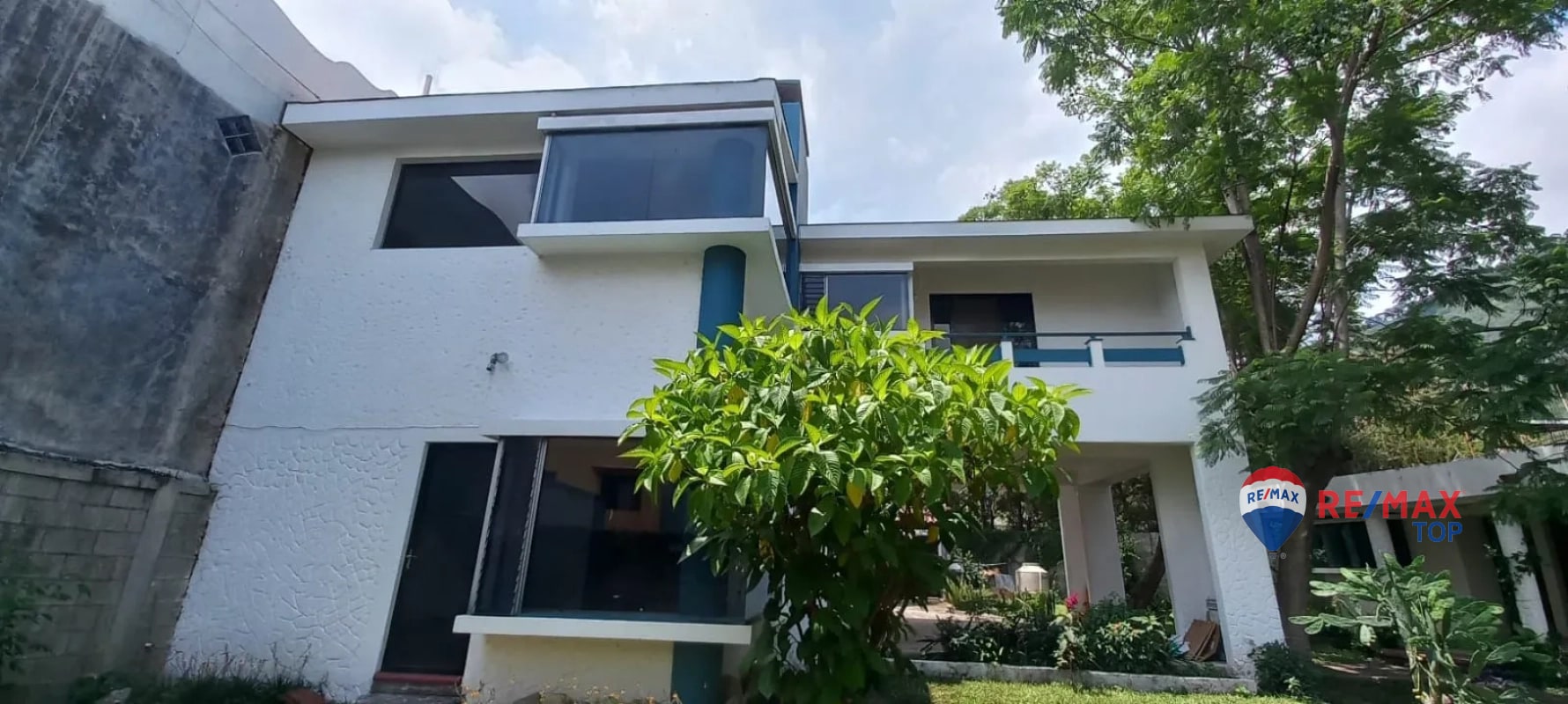 PANAJACHEL I CASA EN RESIDENCIAL l 2 APTO. INDEPENDIENTES AMPLIA PROPIEDAD CON JARDÍN FRONTAL Y POSTERIOR - 1