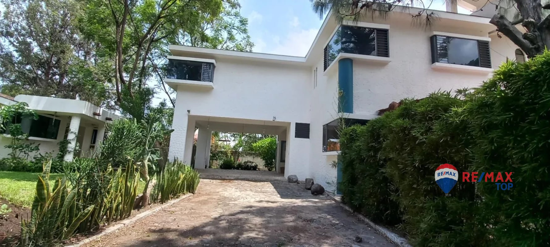 PANAJACHEL I CASA EN RESIDENCIAL l 2 APTO. INDEPENDIENTES AMPLIA PROPIEDAD CON JARDÍN FRONTAL Y POSTERIOR - 11