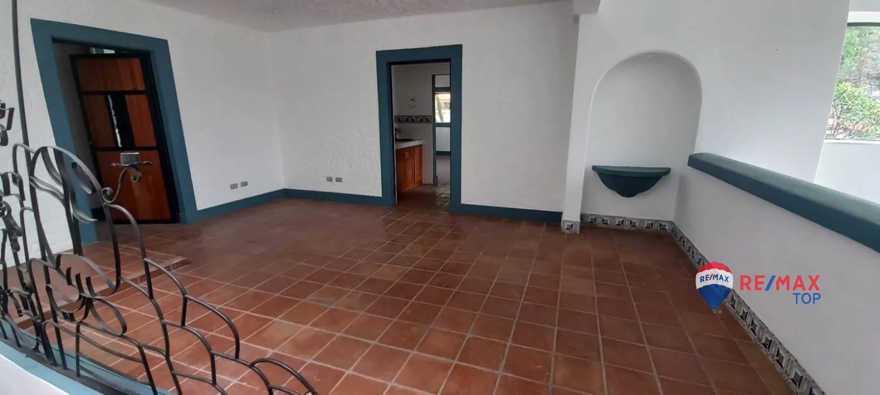 PANAJACHEL I CASA EN RESIDENCIAL l 2 APTO. INDEPENDIENTES AMPLIA PROPIEDAD CON JARDÍN FRONTAL Y POSTERIOR - 10